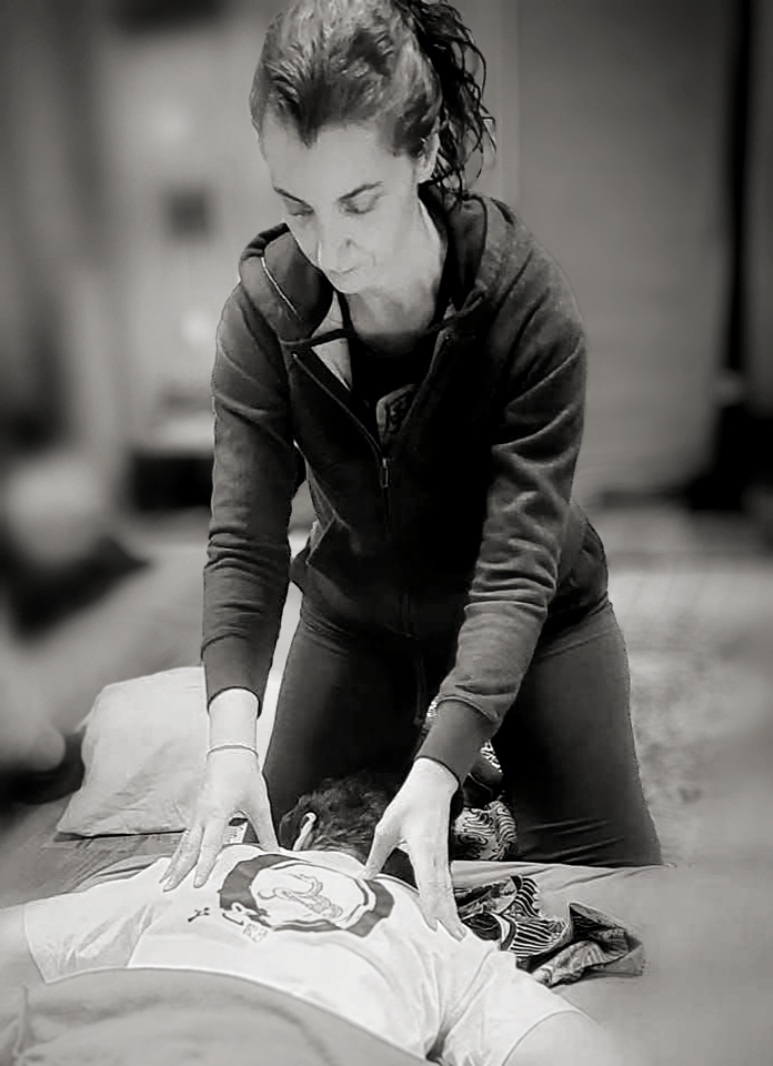 Francesca Biagini praticienne Shiatsu donnant une séance de Shiatsu à Toulouse